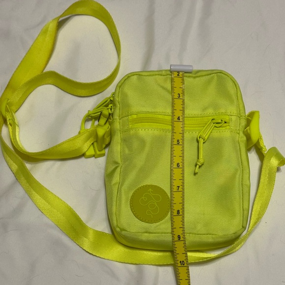 Baboon to the Moon 1.2 L Sling Bag Gilardi Neon Yellow Green EUC Discontinued - Picture 7 of 9